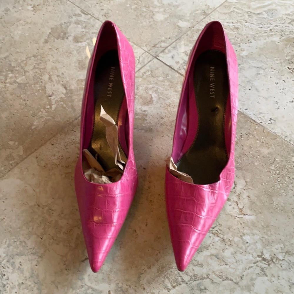 Pink embossed pumps